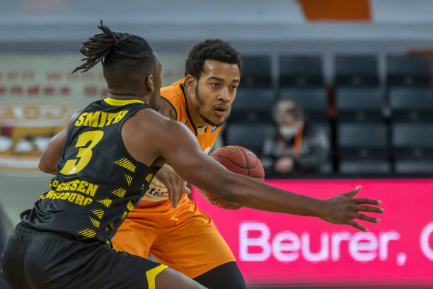 他们通过友 他们通过友